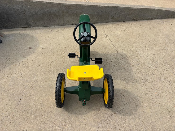john-deere-pedal-tractor-image-4