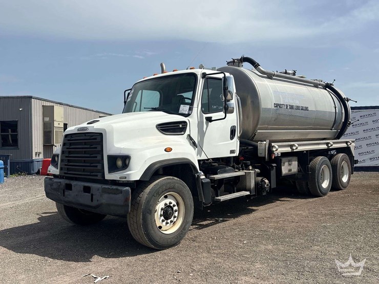2014-freightliner-114sd-image-1