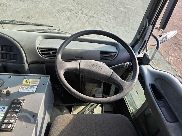 2002-gmc-t7500-image-15
