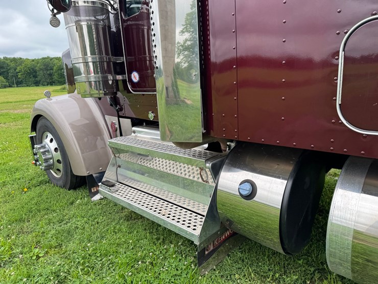2021-kenworth-w900l-image-32