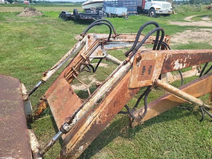 international-2000-loader-w/66"-bucket-and-mounting-brackets-image-11