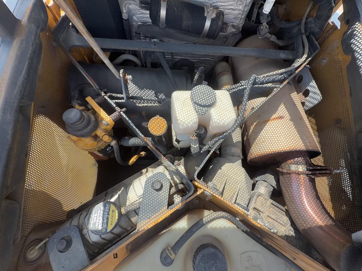 2011-john-deere-329d-image-22