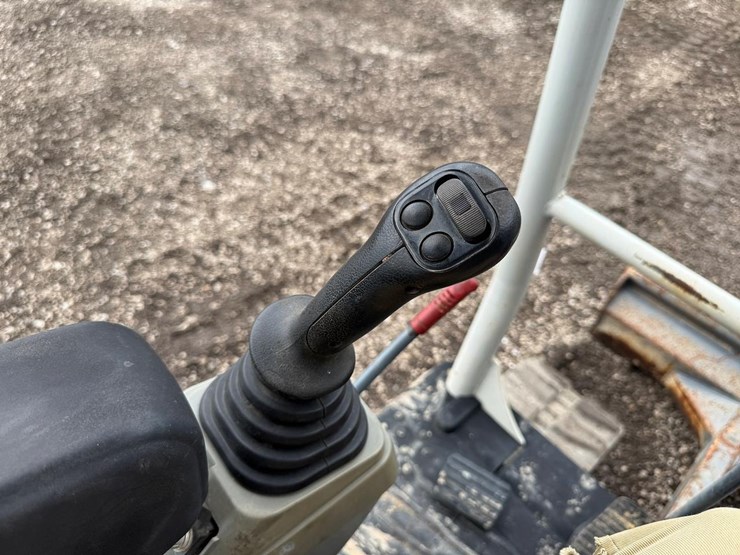 2022-takeuchi-tb240-image-31