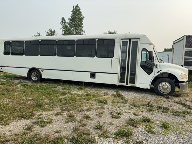 2012-freightliner-bus-image-4