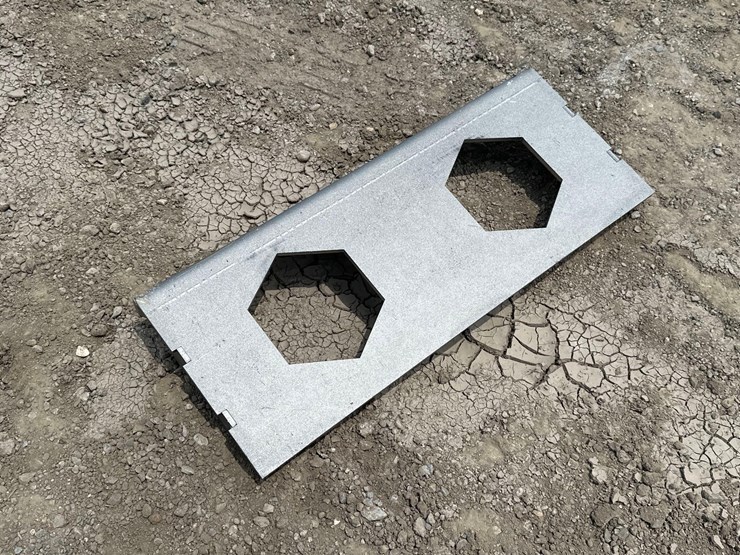 2026-future-ft-s10-mini-skid-steer-mounting-plate-image-2