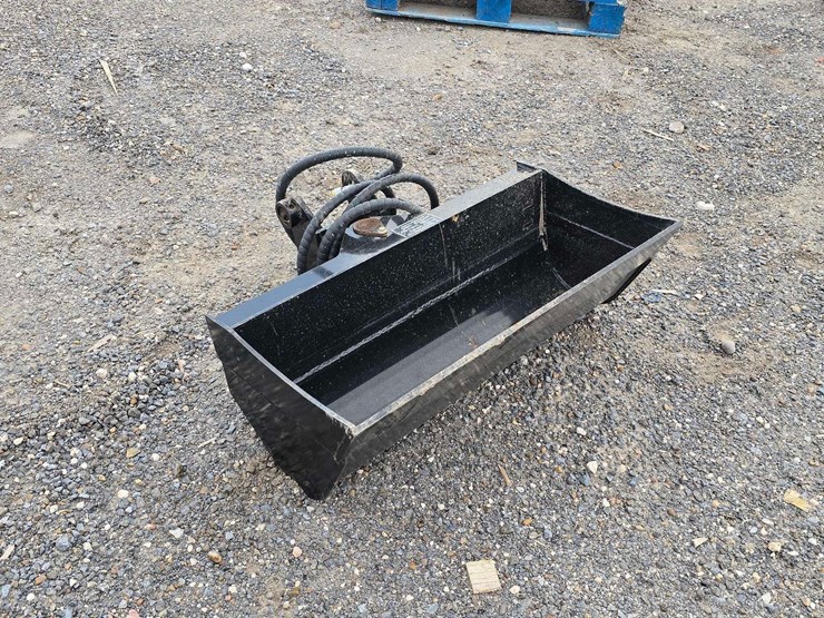 2025-future-32-in-skid-steer-bucket-image-4
