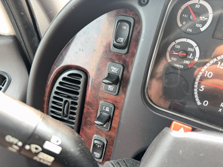 2012-freightliner-bus-image-36