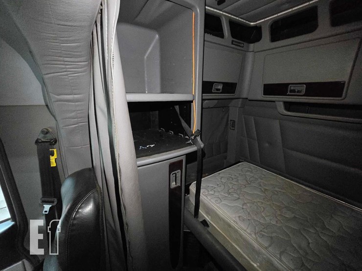 2015-peterbilt-389-image-18