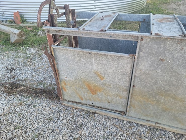 goat/sheep-galvanized-head-chute-w/floor-and-roll-up-rear-gate-image-15