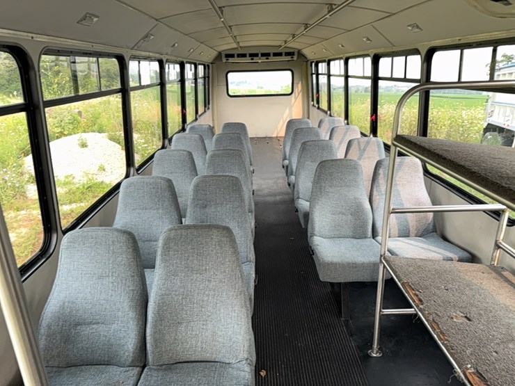 2012-freightliner-bus-image-40