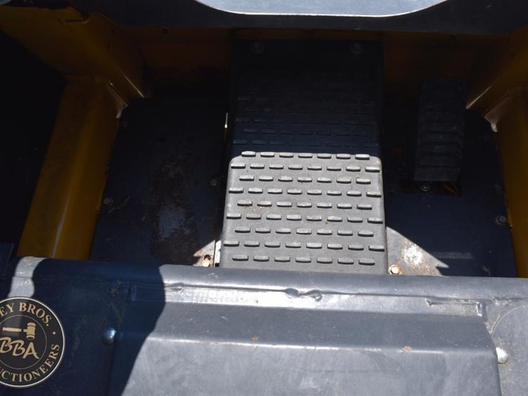 2021-deere-318g-image-39