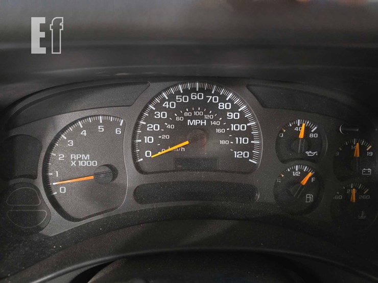 2004-chevrolet-suburban-image-12