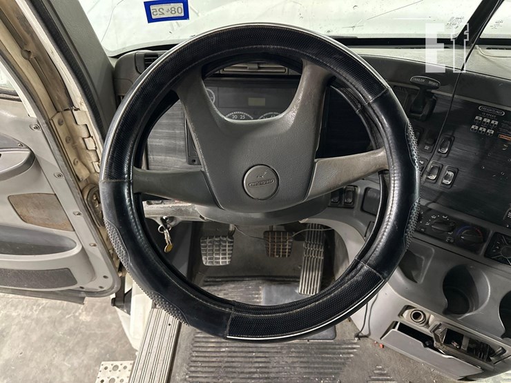 2007-freightliner-columbia-120-image-15