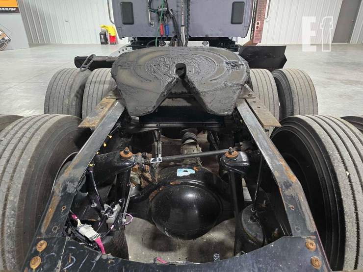 2019-peterbilt-567-image-17