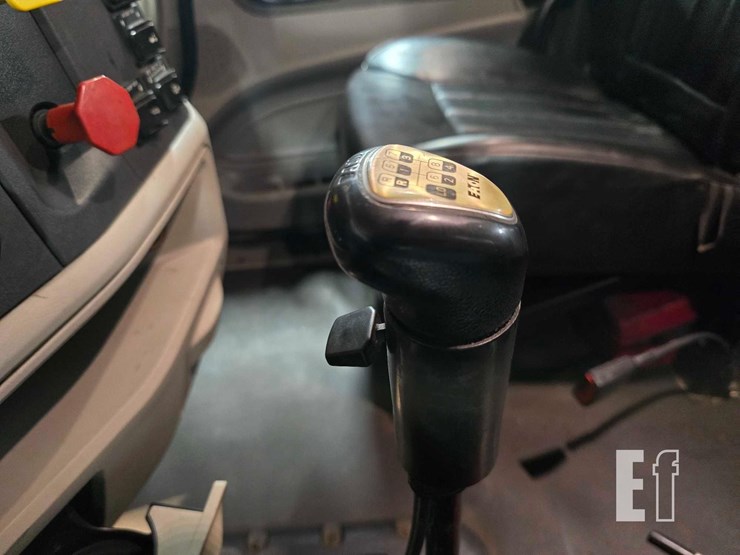 2019-peterbilt-567-image-15