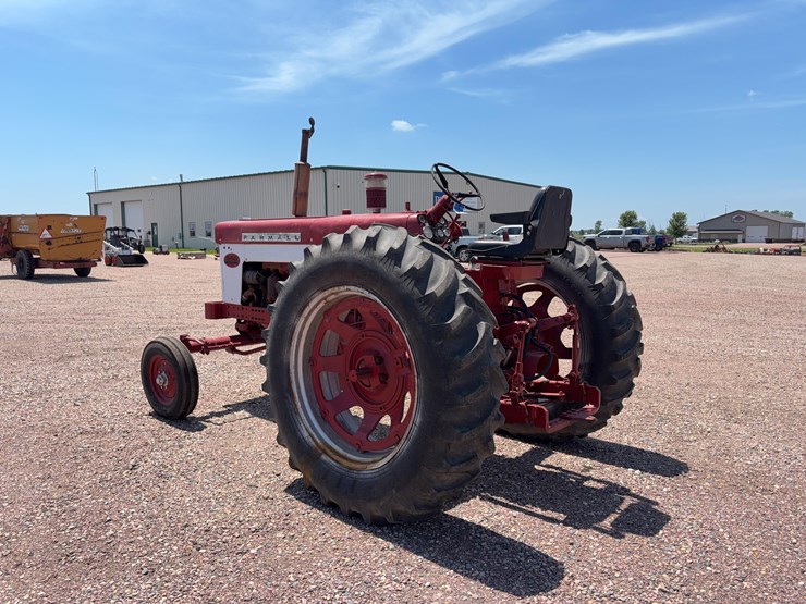 farmall-560-tractor-image-7
