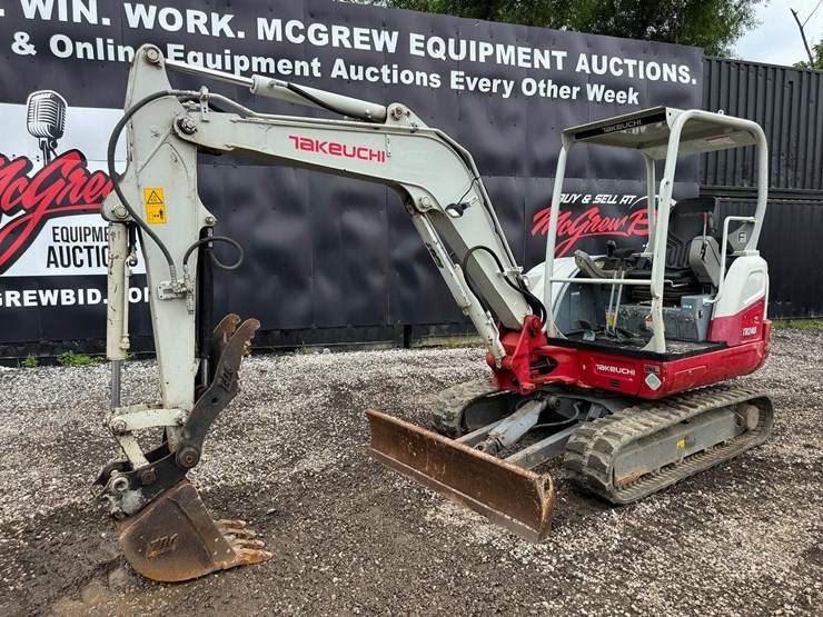 2022-takeuchi-tb240-image-2