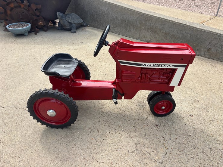 international-pedal-tractor-image-4