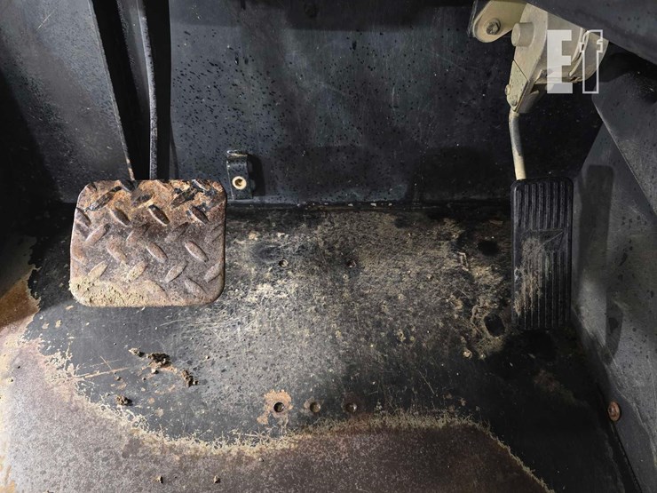2013-caterpillar-tl1055c-image-15