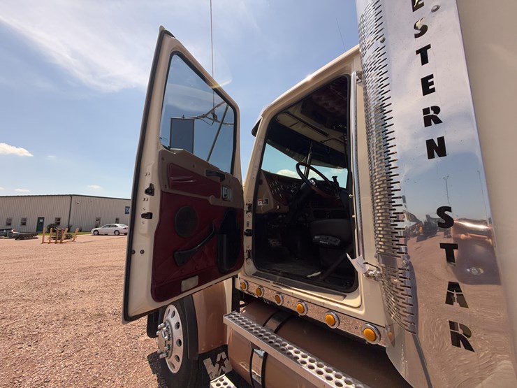 2011-western-star-4900fa-image-46