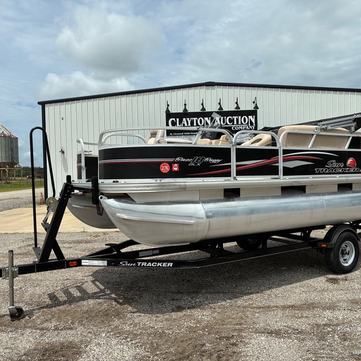 #20293 • 2018 SunTracker pontoon boat