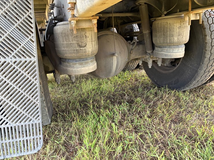 #9920-•-2015-peterbilt-image-14