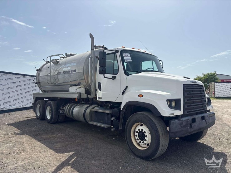 2014-freightliner-114sd-image-2