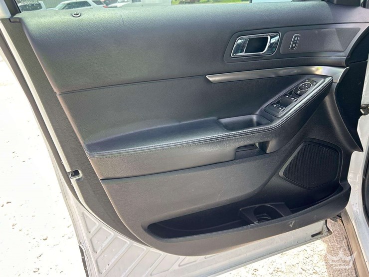 2016-ford-explorer-image-11