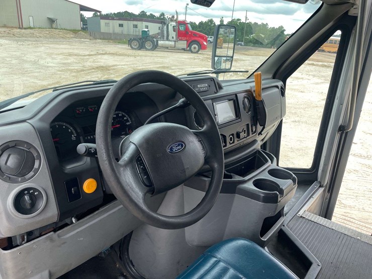 2010-ford-e450-image-11