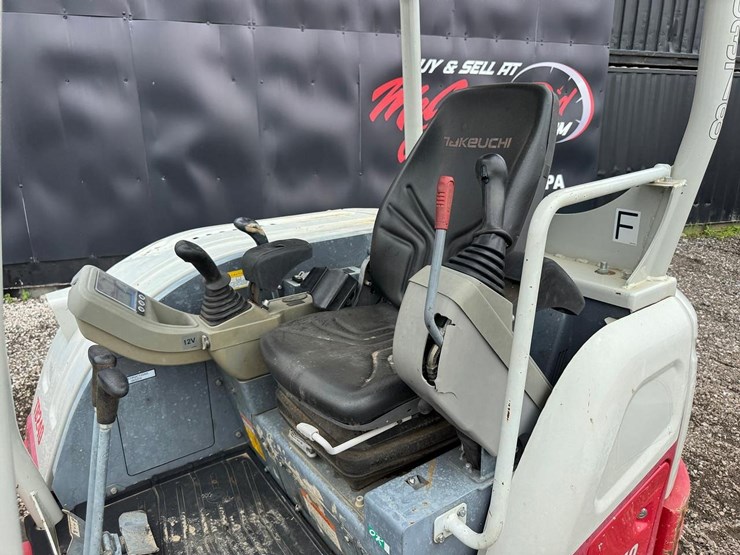 2022-takeuchi-tb240-image-25