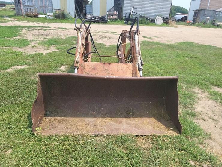 international-2000-loader-w/66"-bucket-and-mounting-brackets-image-8