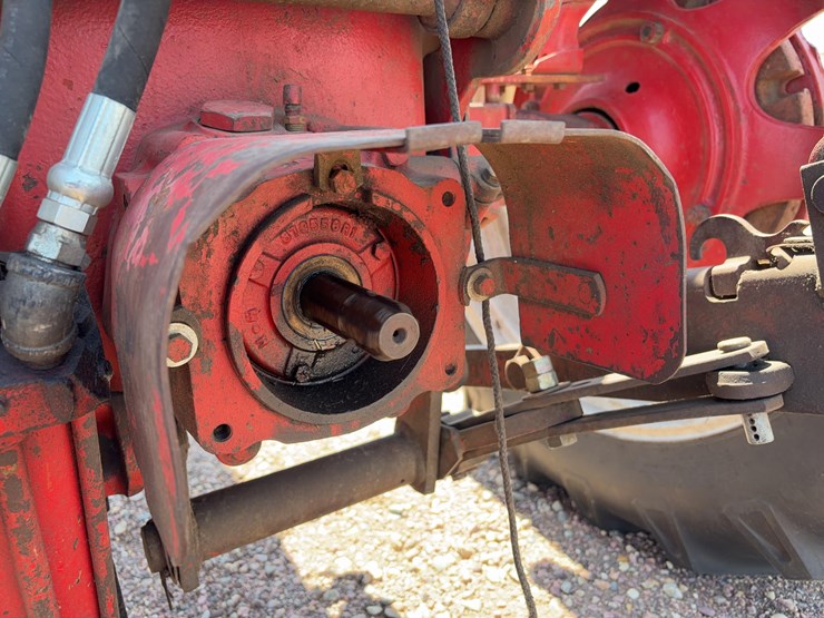 farmall-560-tractor-image-18