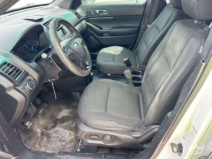 2016-ford-explorer-image-12