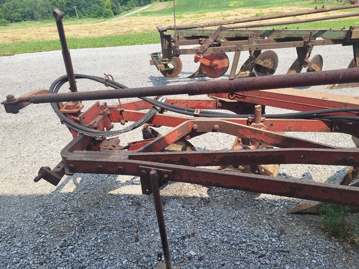 international-540-in-furrow-4-bottom-moldboard-plow-w/coulters-image-8