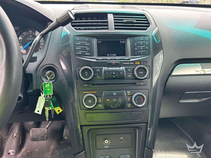 2016-ford-explorer-image-16