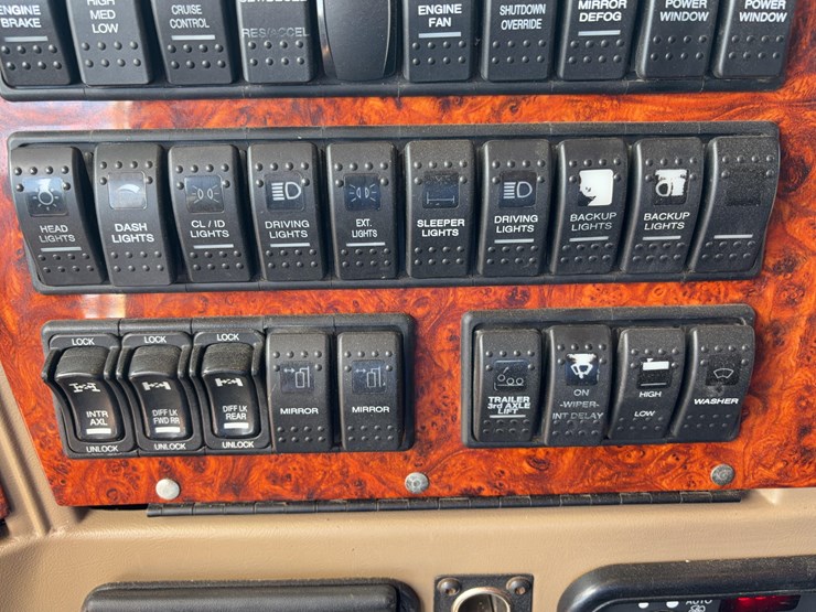 2011-western-star-4900fa-image-60