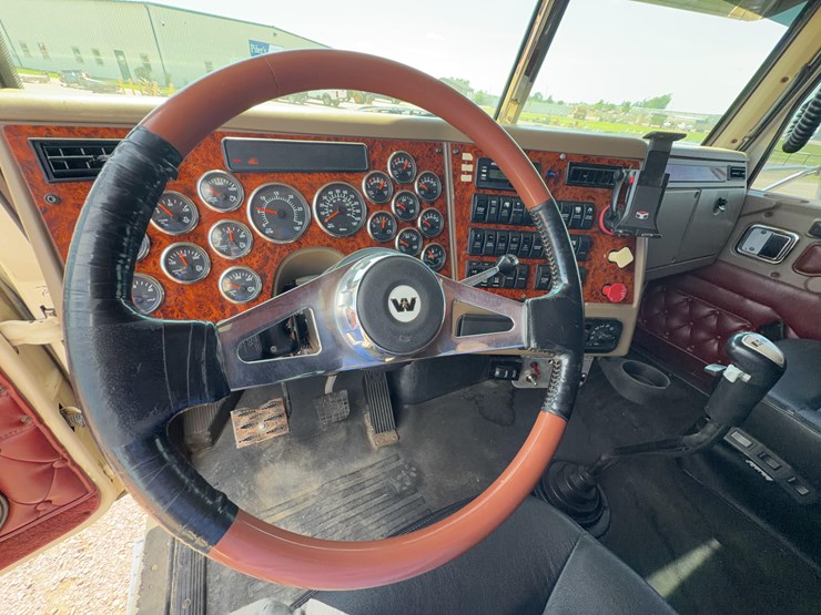 2011-western-star-4900fa-image-52