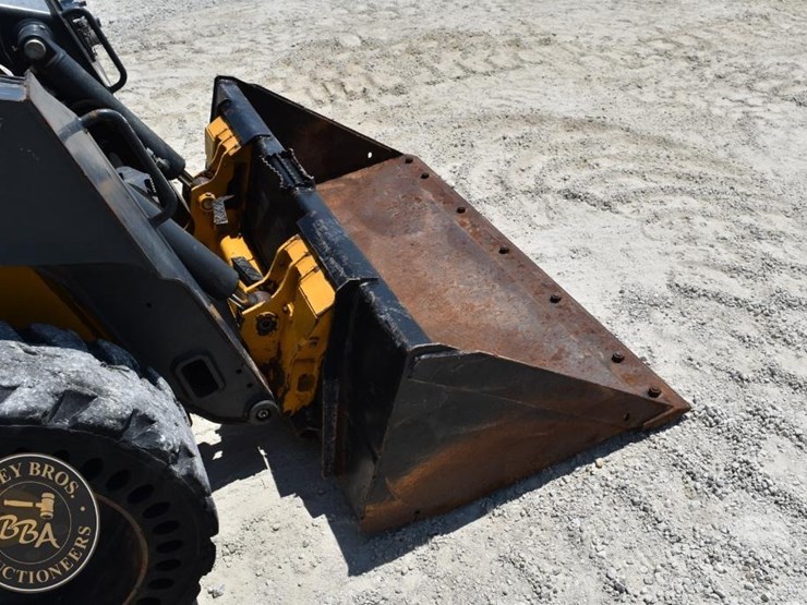 2021-deere-318g-image-20