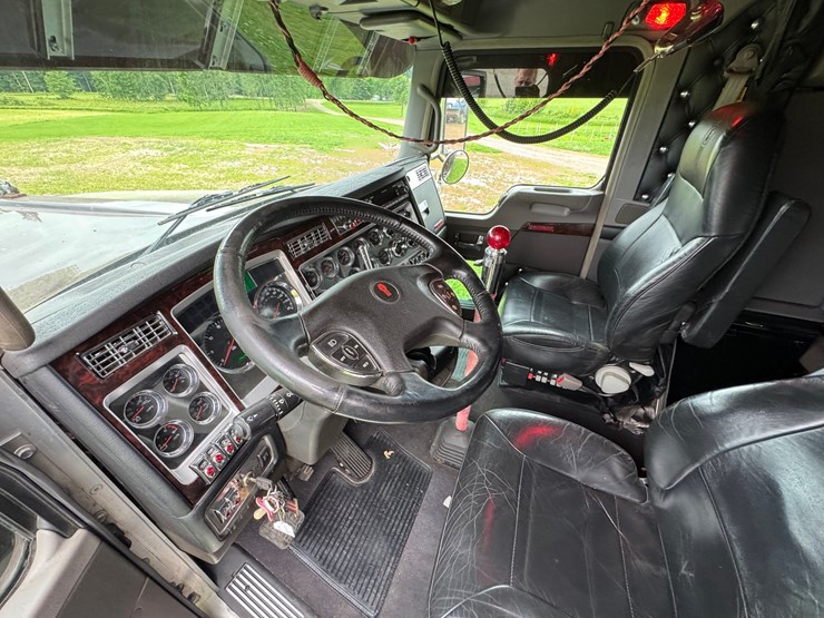 2021-kenworth-w900l-image-36