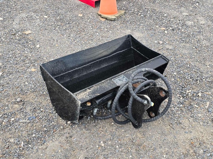 2025-future-32-in-skid-steer-bucket-image-2