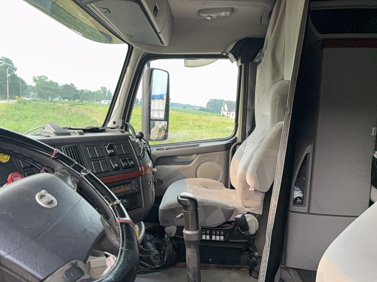 2005-volvo-semi-image-42