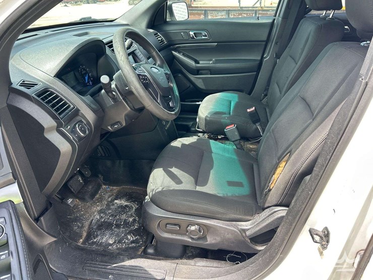 2016-ford-explorer-image-12
