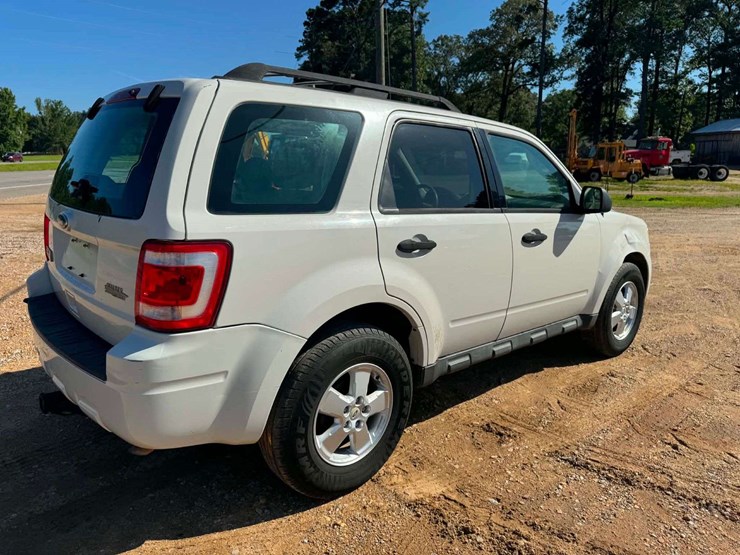 2010-ford-escape-image-7