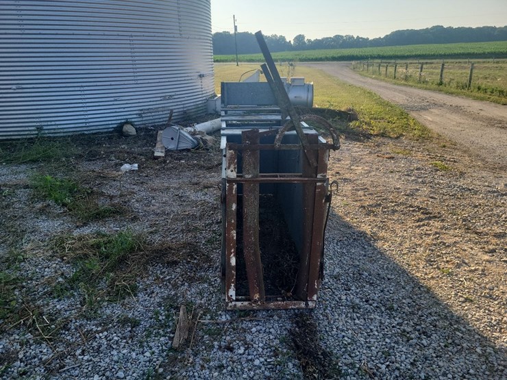 goat/sheep-galvanized-head-chute-w/floor-and-roll-up-rear-gate-image-8