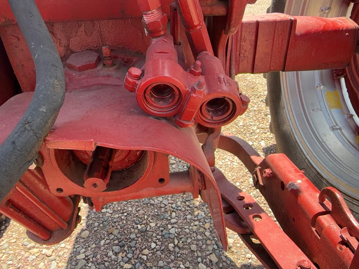 farmall-560-tractor-image-18