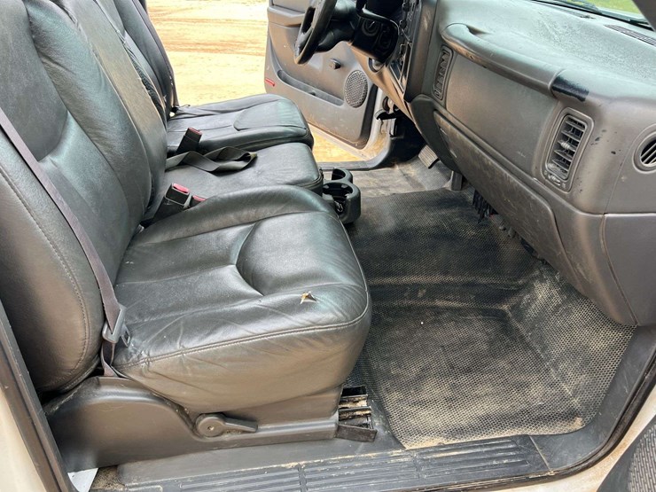2004-chevrolet-silverado-2500-image-28