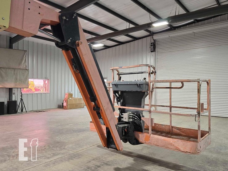 2016-jlg-800aj-image-17