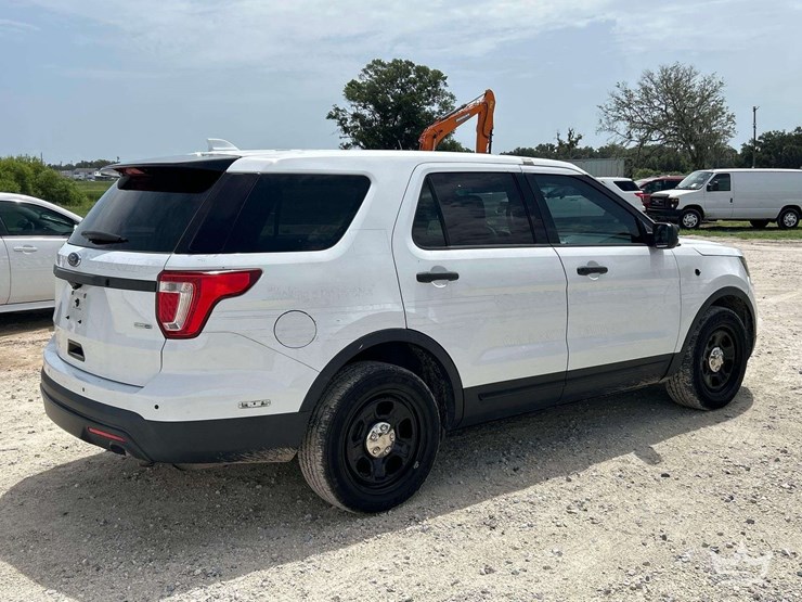 2016-ford-explorer-image-3