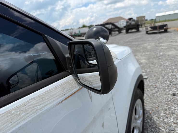 2017-ford-explorer-image-27