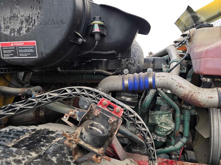2016-volvo-vnl64t300-image-19